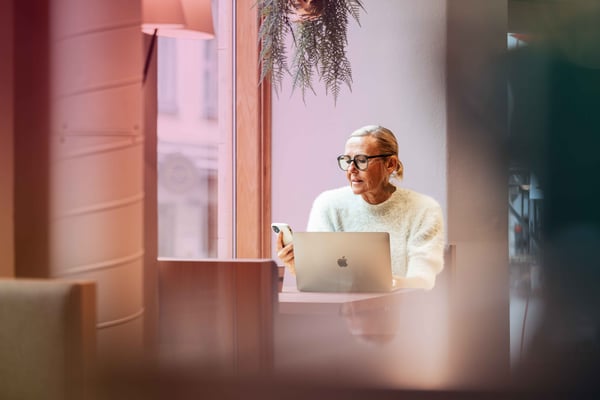Cafe-woman-laptop-mobile-glasses-dstny_LR