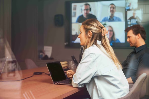 Office-woman-caucasian-laptop-meeting-dstny_LR