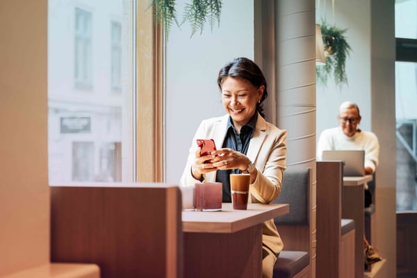 cafe-woman-asian-mobile-smiling-dstny_LR