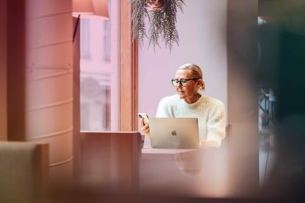 Cafe-woman-laptop-mobile-glasses-dstny - LR