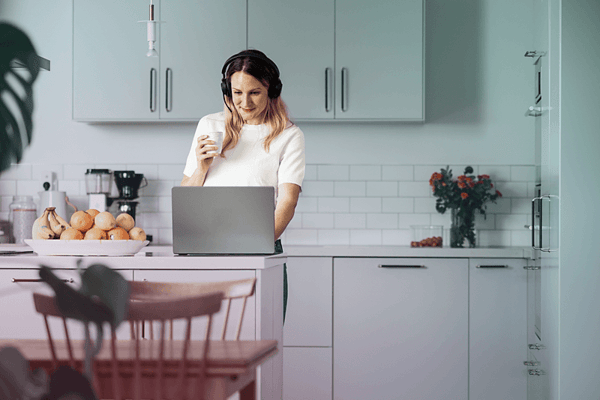 Kitchen-woman-caucasian-laptop-headset-kitchen-dstnyjpg