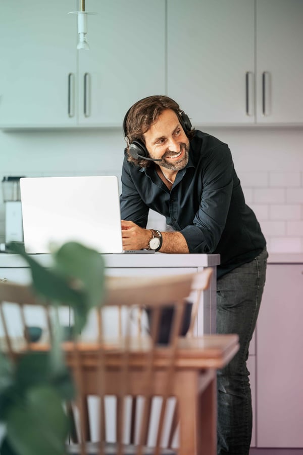 kitchen-man-caucasian-laptop-headset-call-smiling-dstny - LR