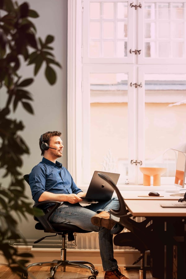 office-man-caucasian-headset-laptop-on-knee-looking-up-dstny_LR