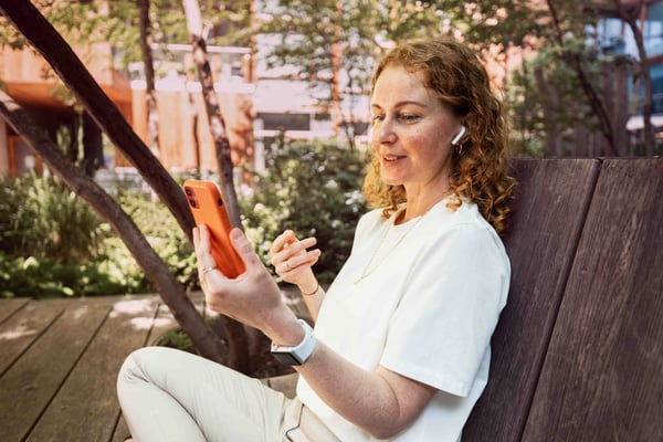 park-woman-caucasian-ear-piece-mobile-orange-smartwatch-video-call-dstny_LR