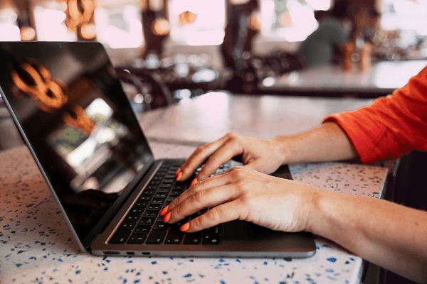 restaurant-woman-caucasian-laptop-hands-orange-nails-dstnyjpg