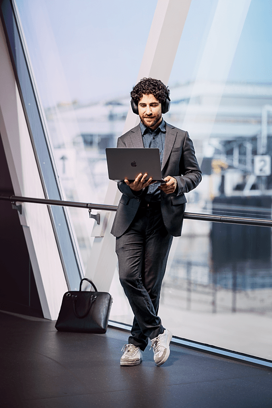 terminal-man-latino-laptop-headphones-meeting-suit-suitecase-dstnyjpg