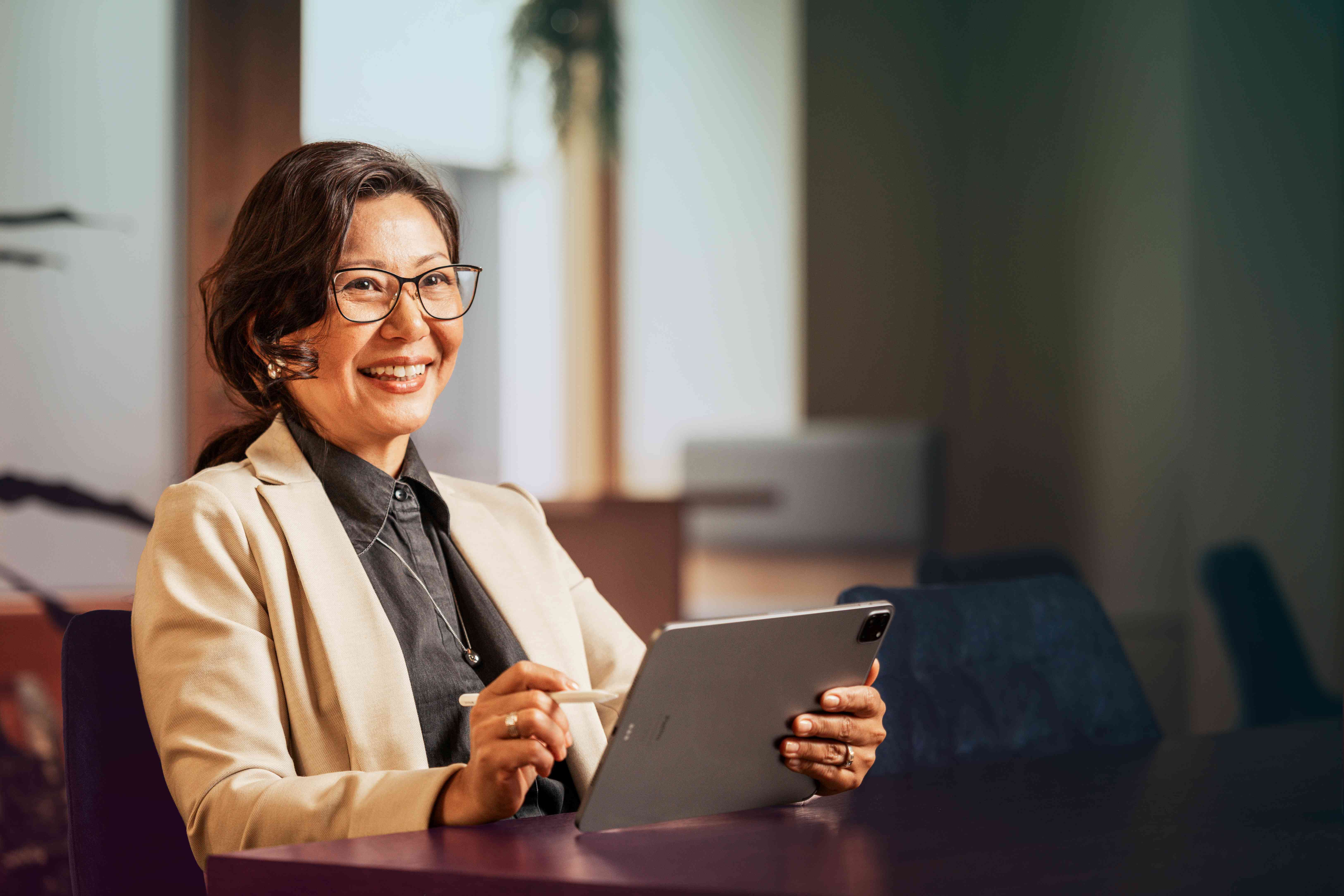 office-woman-tablet-pen-glasses-smiling-looking-ahead-dstny_LR